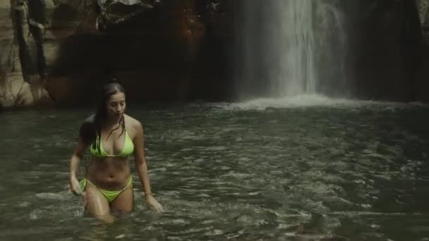 Mujer Parada Cerca Cascada Retorciendo Agua Del Cabello Mojado Tamanique — Vídeos de Stock