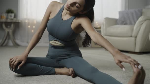 Tilt Beautiful Woman Sitting Livingroom Floor Stretching Leg Cedar Hills — Stockvideo