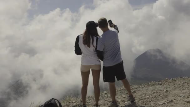 Пешие Прогулки Пара Фотографируя Далекий Вулкан Национальном Парке Серро Верде — стоковое видео