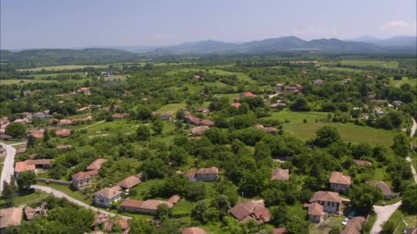 Tiro Aéreo Largo Casas Cidade Rural Perto Gama Montesa Kapinovo — Vídeo de Stock