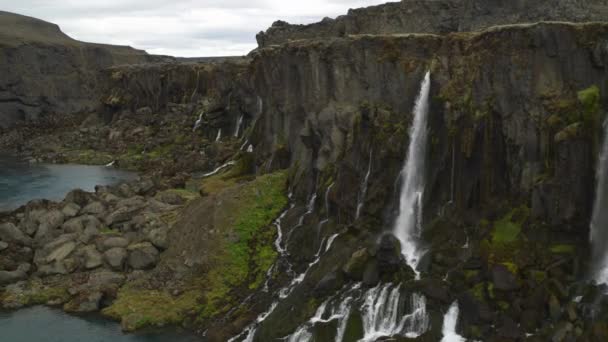 Vista Aérea Las Cascadas Río Highlands Islandia — Vídeos de Stock