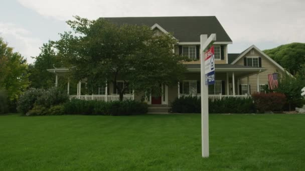 Panning Shot Sale Sign Front House Lawwn Pleasant Grove Utah — Stock video