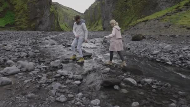 Casal Romântico Cruzando Riacho Rochoso Canyon Hvolsvollur Islândia — Vídeo de Stock