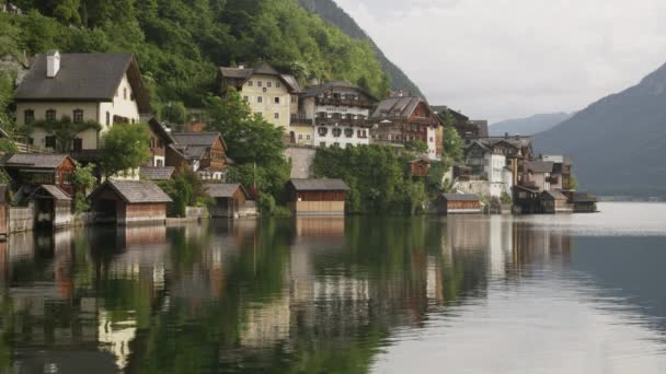 Amplo Tiro Reflexão Montanha Casas Lago Hallstatt Áustria — Vídeo de Stock