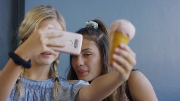 Girls Fotografowania Rożka Lodów Telefonu Komórkowego Mediów Społecznościowych Provo Utah — Wideo stockowe