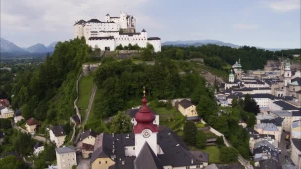 Szeroki Widok Lotu Ptaka Twierdzy Wzgórzu Salzburgu Austria — Wideo stockowe