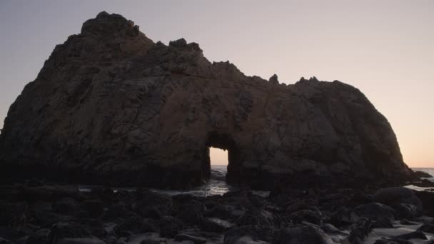 Vagues Océaniques Éclaboussant Keyhole Arch Coucher Soleil Big Sur Californie — Video