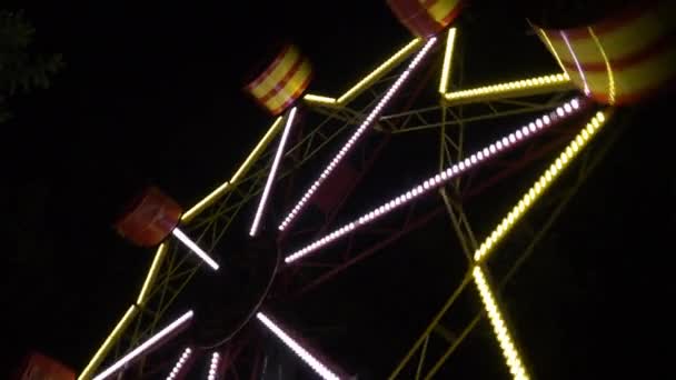 Vista Ángulo Bajo Noria Iluminada Parque Atracciones Girando Por Noche — Vídeo de stock