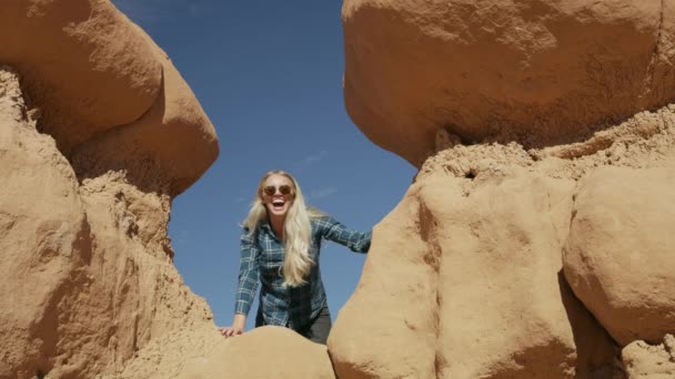 Kvinnan Dyker Förvånansvärt Upp Bakom Klippformationen Goblin Valley Utah Usa — Stockvideo