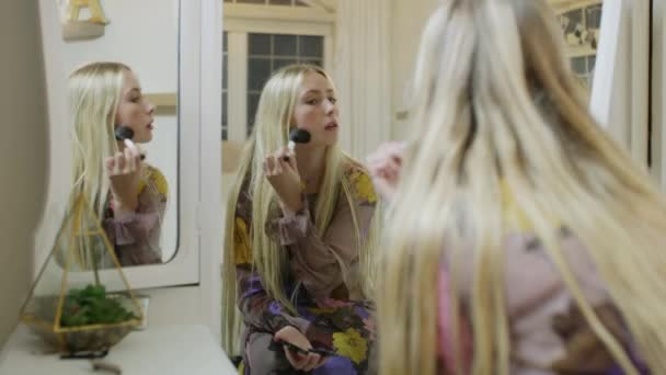 Refleksi Dalam Cermin Gadis Menerapkan Makeup Untuk Menghadapi Dengan Kuas — Stok Video
