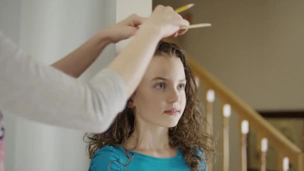 米国ユタ州ウォール プロボで娘の高さを測定する母親のパンニングショットを閉じる — ストック動画