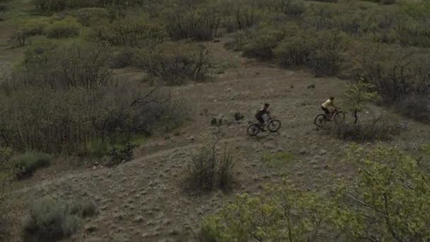 Aerial View People Riding Mountain Bikes Winding Trail Cedar Hills — Wideo stockowe