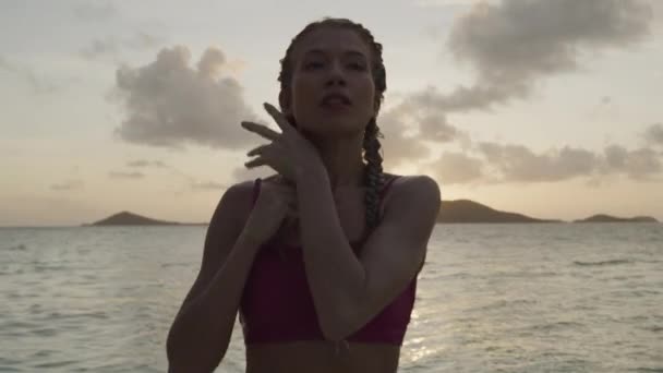 Gros Plan Belle Femme Aux Cheveux Mouillés Approchant Plage Coucher — Video