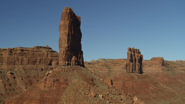 Aerial Flyover Shot Narrow Rock Formations Valley Mexican Hat Utah — Wideo stockowe