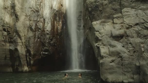 萨尔瓦多拉利伯塔德 拉利伯塔德 一对玩世不恭的游泳夫妇在悬崖 塔马尼克瀑布上嬉皮笑脸 — 图库视频影像