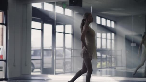 アメリカ ユタ州のダンススタジオ Lehiで鏡の近くでコンテンポラリーダンスを練習する女性 — ストック動画