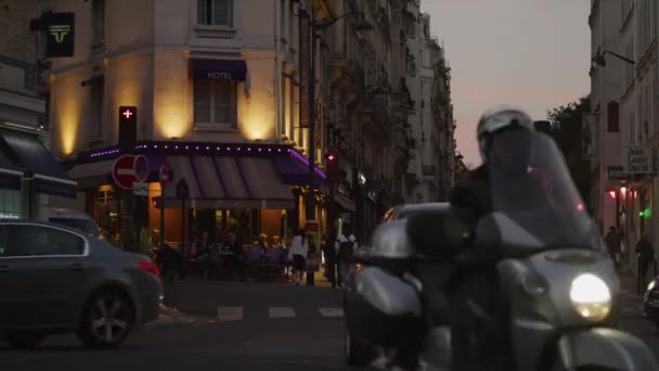法国巴黎旅馆附近城市繁忙交叉口的交通 — 图库视频影像