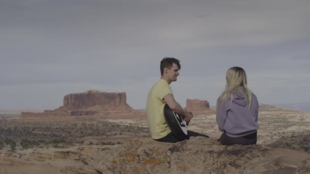 Scenic View Man Playing Guitar Desert Landscape Serenading Woman Moab — Video Stock