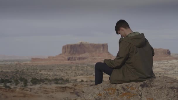 Vista Panoramica Dell Uomo Seduto Sulla Roccia Nel Deserto Paesaggio — Video Stock