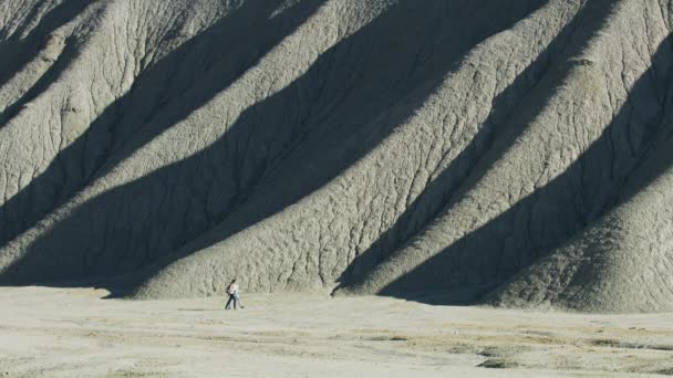 在美国犹他州Caineville偏远岩层附近远足的女孩 免版税图库视频