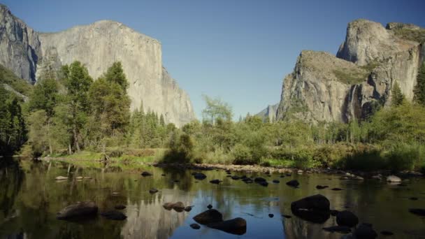美国加利福尼亚州El Capitan Yosemite Valley附近的河流全景全景 — 图库视频影像
