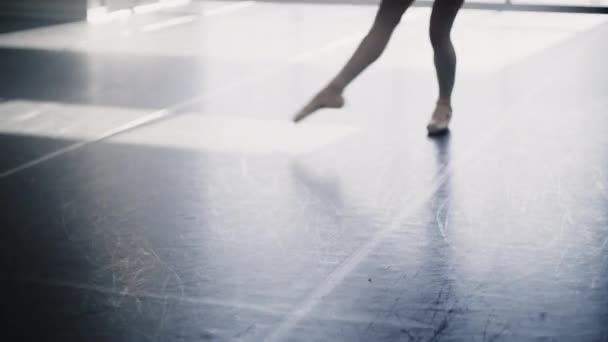米国ユタ州のダンススタジオ Lehiで回転練習バレリーナのトラッキングショット — ストック動画