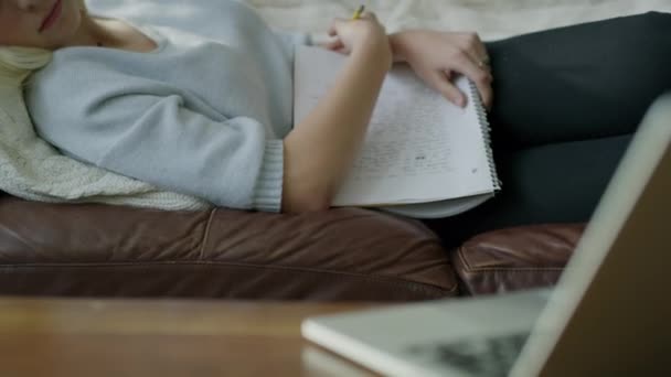 Incline Laptop Para Menina Que Adormeceu Sofá Fazendo Lição Casa — Vídeo de Stock