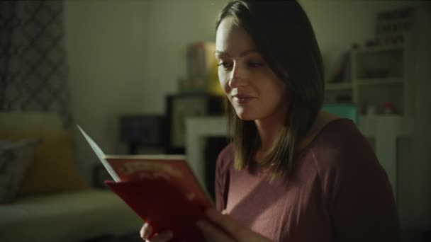 Mujer Leyendo Tarjeta Felicitación Luego Sonriendo Murray Utah Estados Unidos — Vídeos de Stock