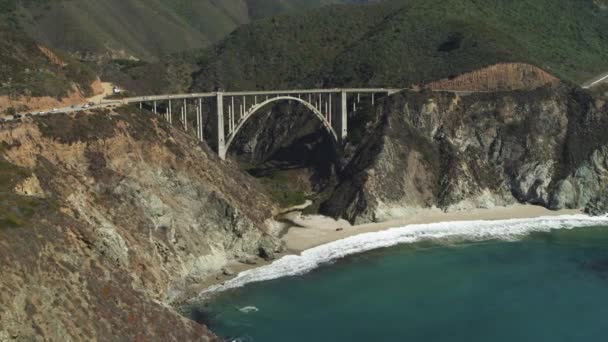 靠近海浪的岩石海岸桥的空中景观 美国加利福尼亚州大苏尔 — 图库视频影像