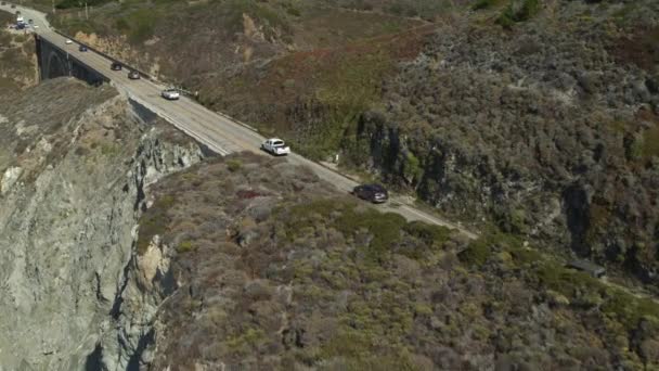 Luftaufnahme Von Autos Die Auf Einer Autobahnbrücke Fahren Big Sur — Stockvideo