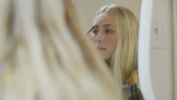 Close Reflexão Menina Usando Lápis Sobrancelha Espelho Highland Utah Estados — Vídeo de Stock