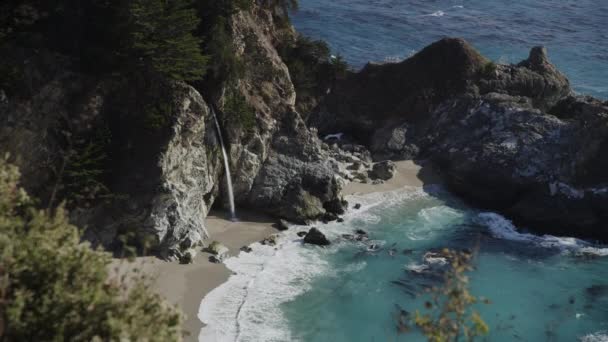 Inclinado Hasta Vista Ángulo Alto Las Olas Salpicando Las Rocas — Vídeo de stock