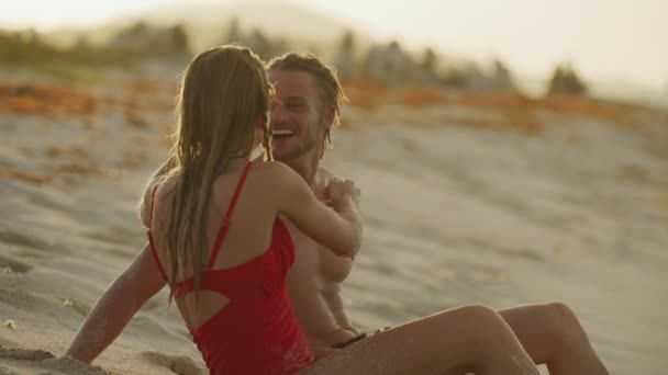 Romantic Couple Sitting Beach Kissing Petit Tabac Tobago Cays Vincent — стокове відео