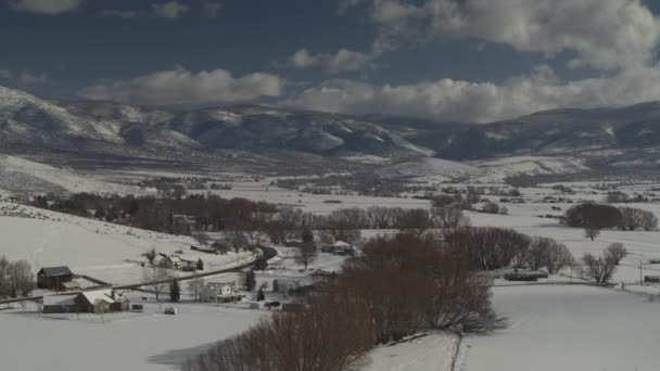 Pemandangan Udara Jalan Dan Rumah Lembah Dekat Pegunungan Musim Dingin — Stok Video