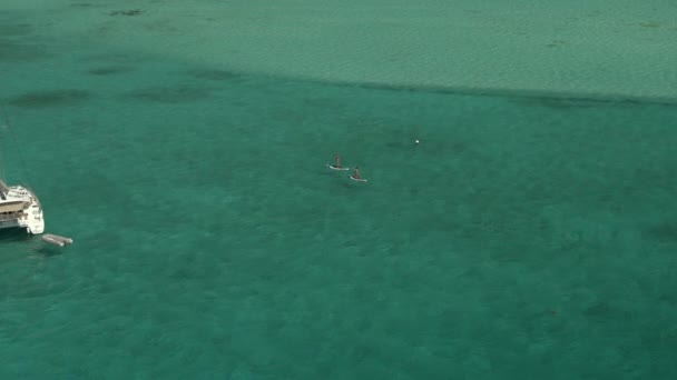 圣文森特和格林纳丁斯卡达马兰 多巴哥礁附近海域的一对双桨船空中景观 — 图库视频影像