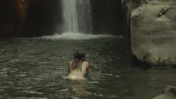 Movimiento Lento Mujer Buceando Nadando Cerca Cascada Tamanique Libertad Salvador — Vídeo de stock