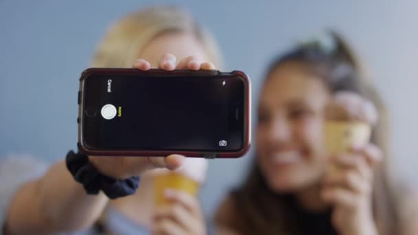 Ragazze Con Coni Gelato Posa Selfie Cellulare Social Media Provo — Video Stock