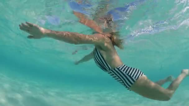 法属波利尼西亚波拉波拉海域游泳妇女从水下向水面倾斜的景象 — 图库视频影像