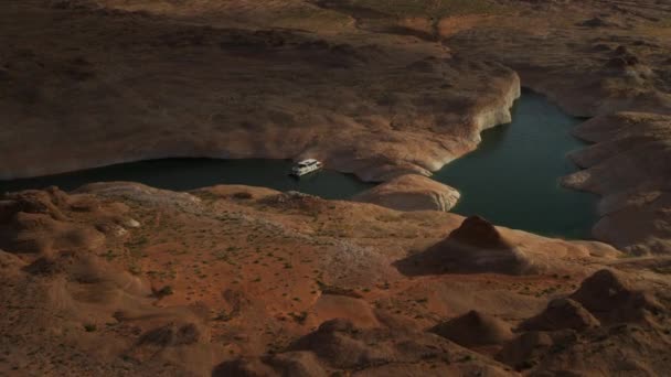Flygfoto Ner Mot Båt Avlägsen Sjö Glen Canyon Utah Usa — Stockvideo
