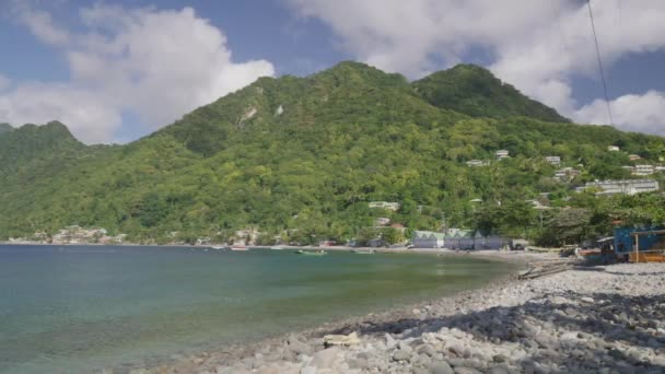Bred Panorering Skott Avlägsna Strandnära Hus Scotts Head Dominica — Stockvideo