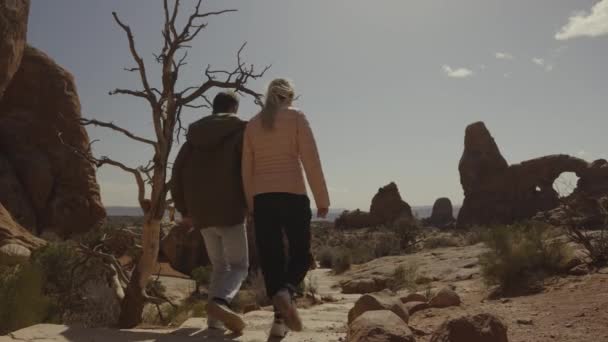 Vue Angle Bas Couple Touristique Marchant Près Formations Rocheuses Moab — Video