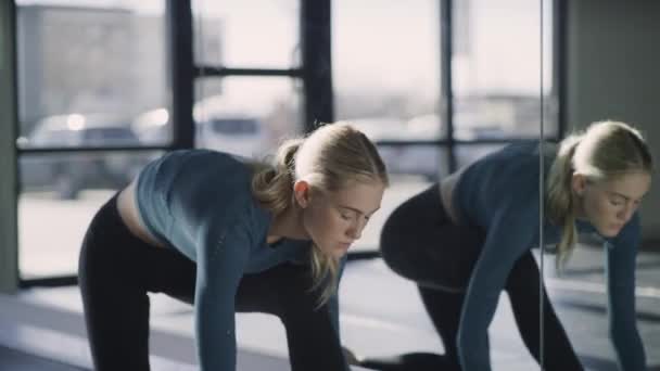 Woman Dance Studio Stretching Neck Legs Mirror Lehi Utah Verenigde — Stockvideo