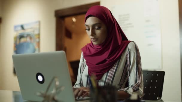 Close Van Ernstige Vrouw Dragen Hijab Met Behulp Van Laptop — Stockvideo