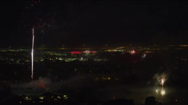 Breed Schot Van Vuurwerk Exploderen Lucht Boven Stadsgezicht Nachts Pleasant — Stockvideo