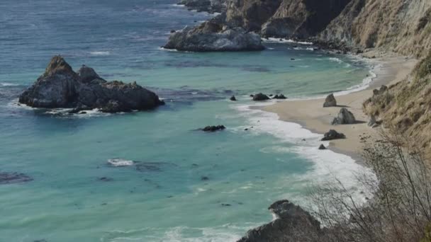 Inclinazione Fino Alle Onde Dell Oceano Sulla Costa Rocciosa Big — Video Stock
