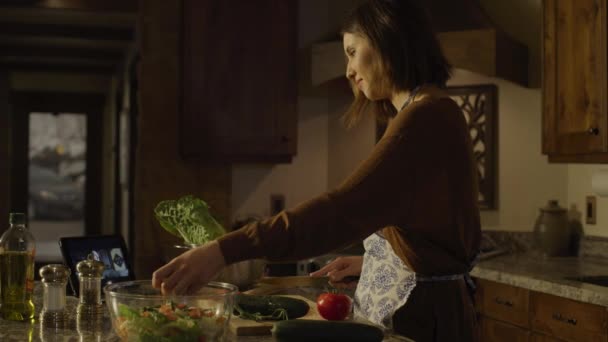 Frau Bereitet Salat Und Schaut Der Küche Digitales Tablet Cedar — Stockvideo