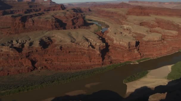 Vue Aérienne Traversant Une Rivière Près Formations Rocheuses Dans Désert — Video
