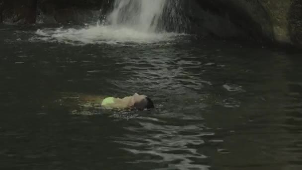 Movimiento Lento Mujer Buceando Nadando Cerca Cascada Tamanique Libertad Salvador — Vídeo de stock