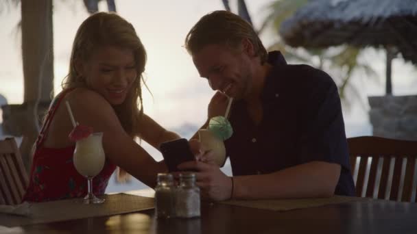 Pareja Posando Para Selfie Teléfono Celular Restaurante Playa Salt Whistle — Vídeo de stock