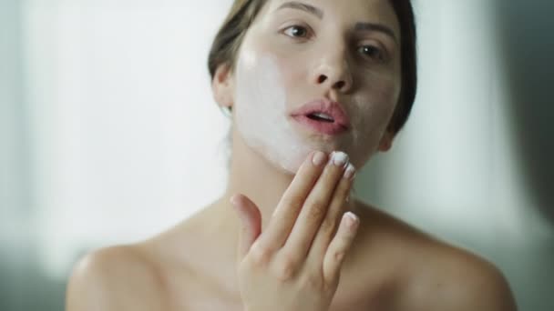 Primer Plano Mujer Que Aplica Crema Hidratante Cara Espejo Cedar — Vídeo de stock